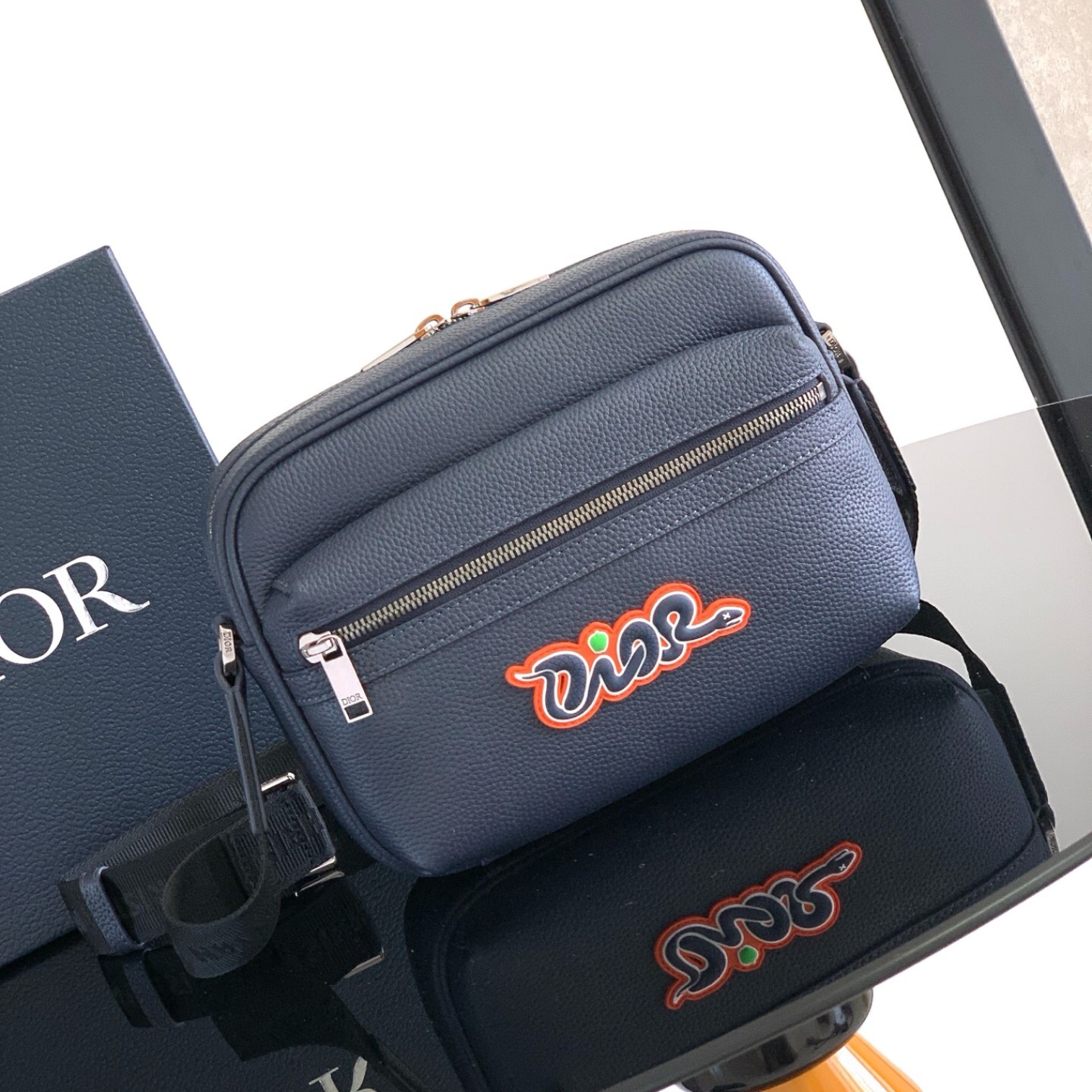  ̴ DIOR AND KAWS ũν
